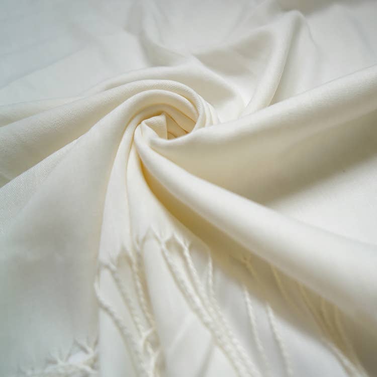 Plain cotton blend pashmina with tassels: Cream B30