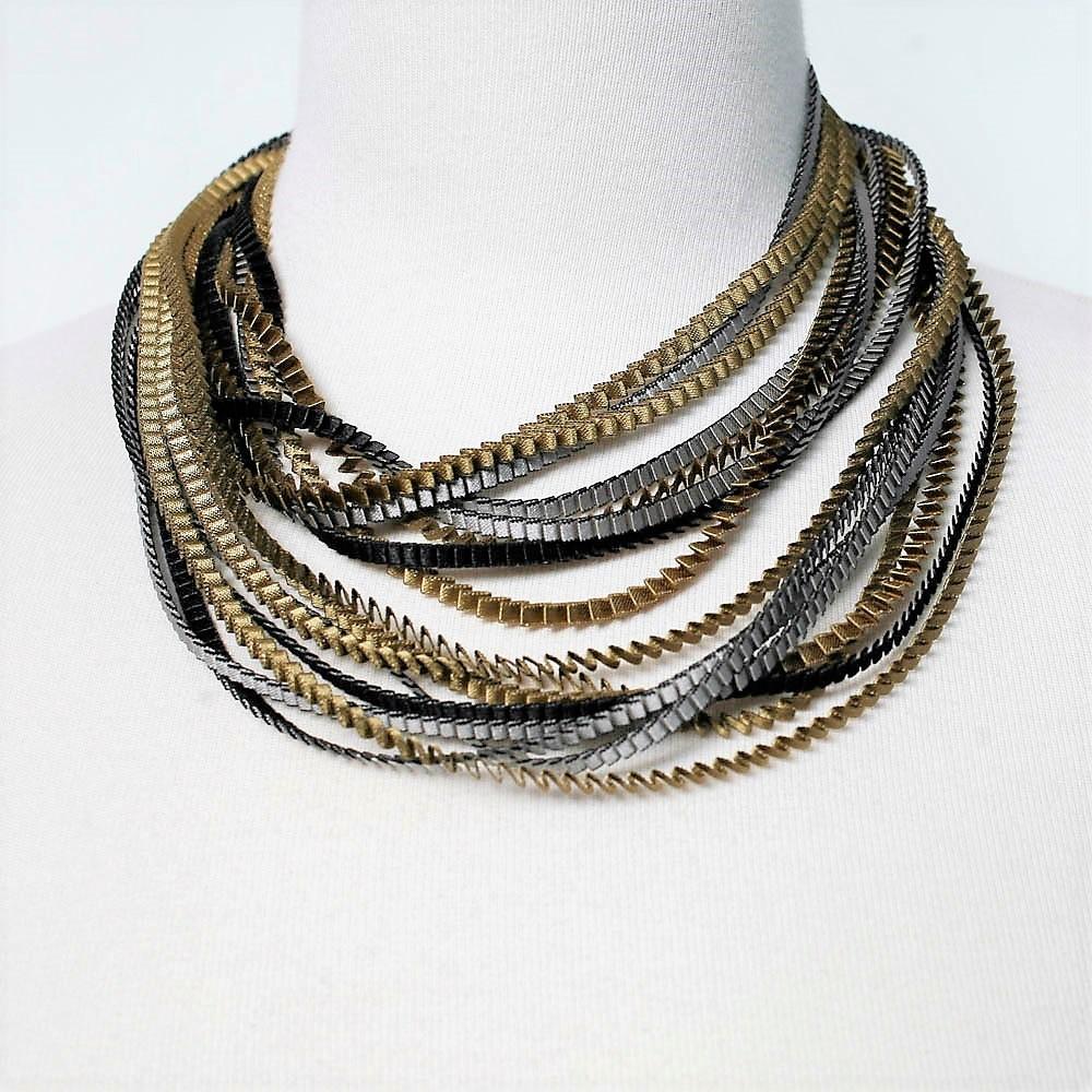 Collar de hebras de plata, negro, caqui y oliva