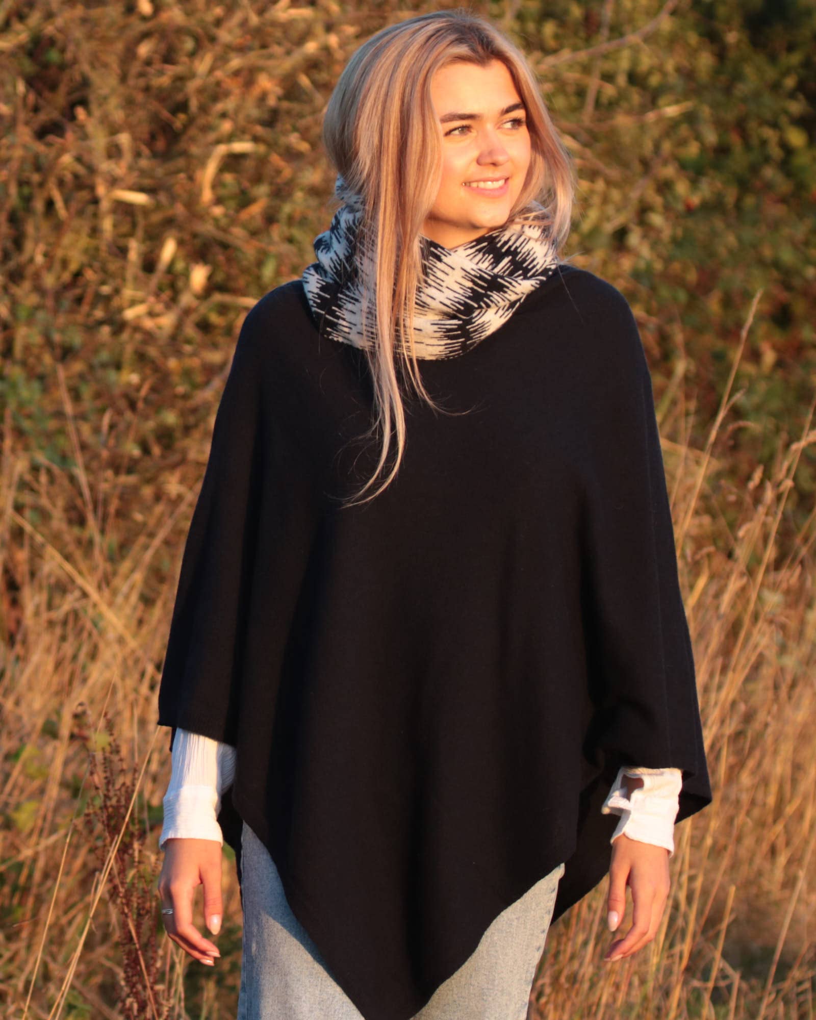 Cashmere Blend Wave Snood: Midnight Blue and White