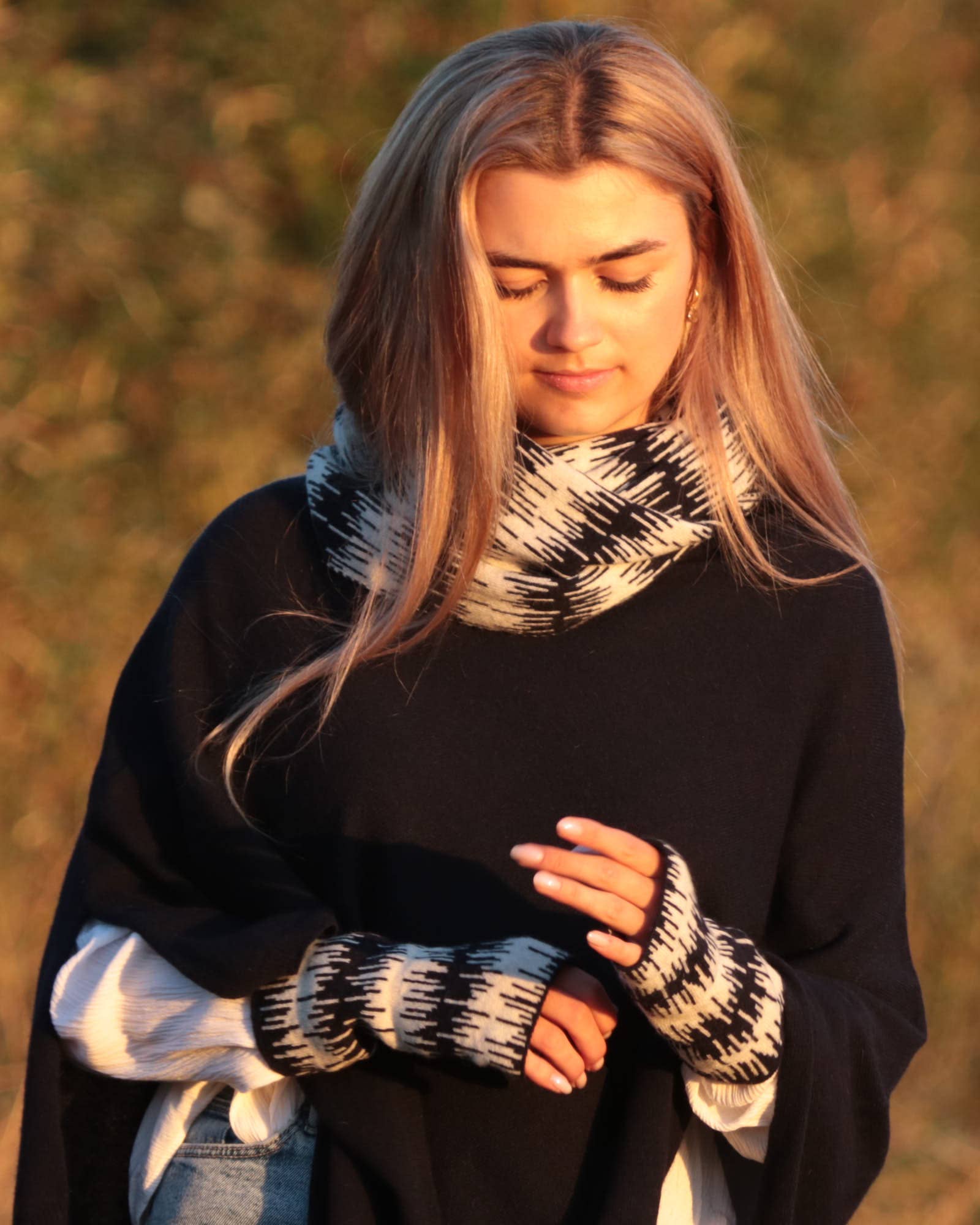 Cashmere Blend Wave Snood: Midnight Blue and White